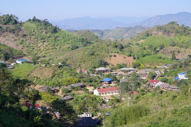 La borne frontière insolite de Hùng Pèng: Un trésor national au cœur d'une cour de maison Dao - ảnh 2