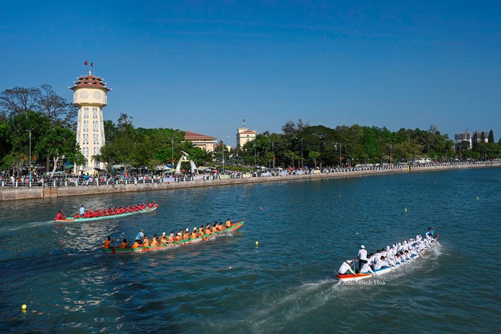 Une course de pirogues et de bateaux-paniers pour célébrer le Nouvel An lunaire à Phan Thiêt - ảnh 1