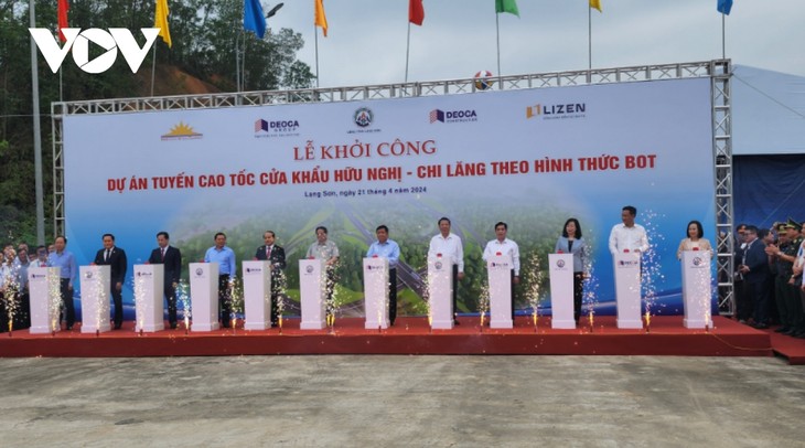 Pham Minh Chinh assiste à la mise en chantier de l'autoroute Huu Nghi - Chi Lang - ảnh 1