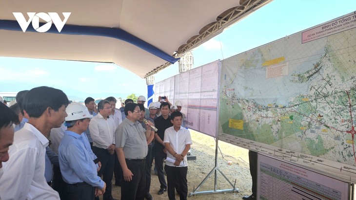 Pham Minh Chinh inspecte les travaux d’un grand projet autoroutier - ảnh 1