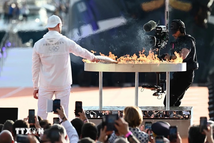 JO 2024: la flamme arrive à Marseille - ảnh 1