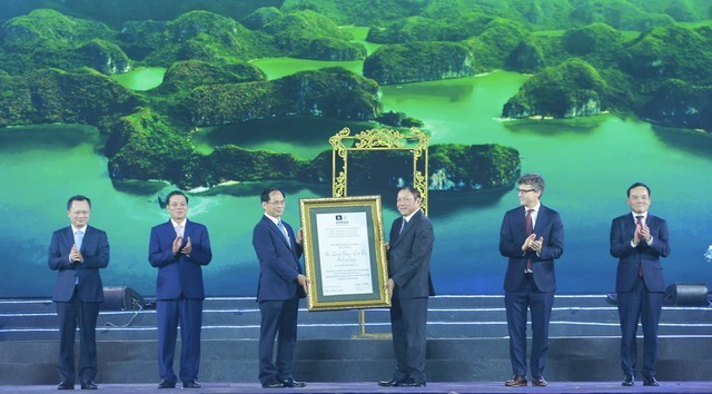 La baie d'Ha Long et l'île de Cat Bà inscrites sur la liste du patrimoine mondial - ảnh 1