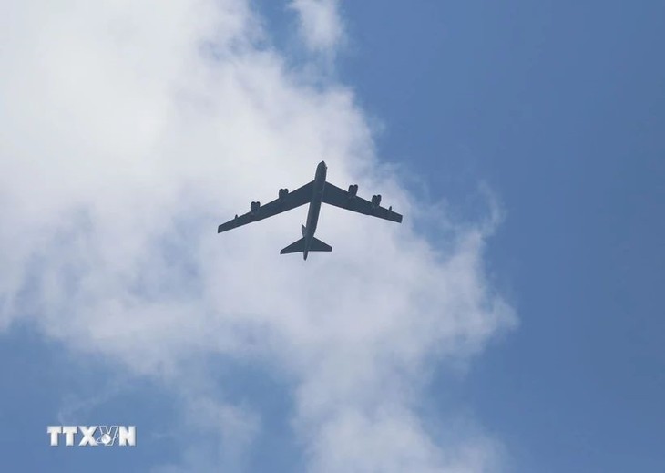 Les États-Unis déploient des bombardiers stratégiques B-52 en Roumanie - ảnh 1