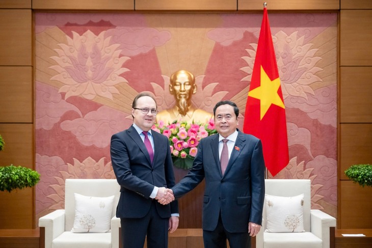 Rencontre entre le président de l'Assemblée nationale vietnamienne et l'ambassadeur russe au Vietnam - ảnh 1