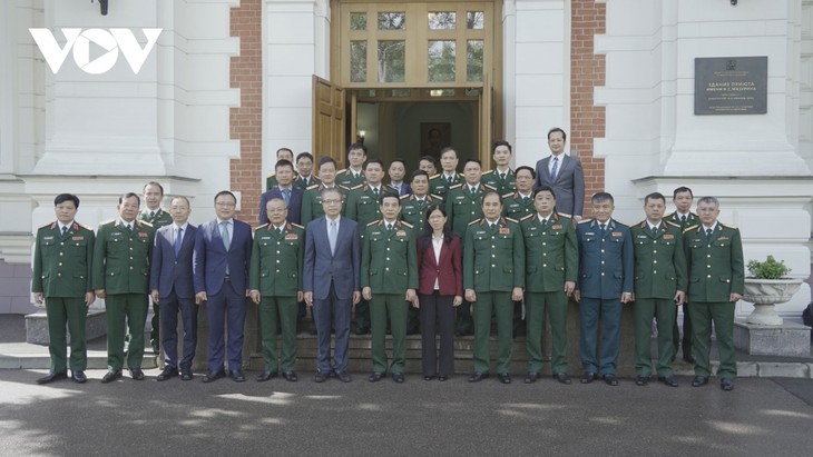 Visite du ministre de la Défense Phan Van Giang à l'Ambassade du Vietnam en Russie - ảnh 1