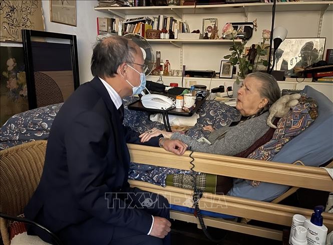 Remise de cadeaux et de lettres de félicitations à Madeleine Riffaud pour son centenaire - ảnh 1