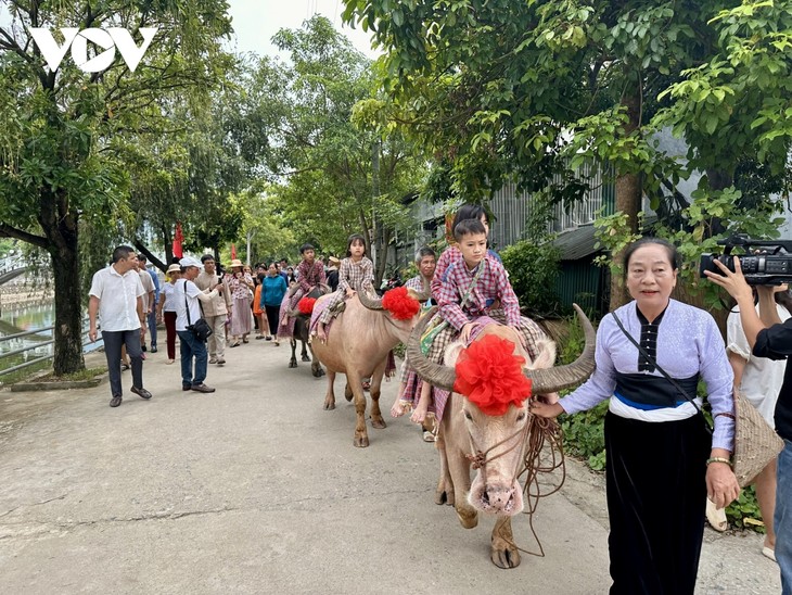 Les Thaïs blancs de Phù Yên célèbrent le Tết Xíp xí avec fierté et joie - ảnh 2