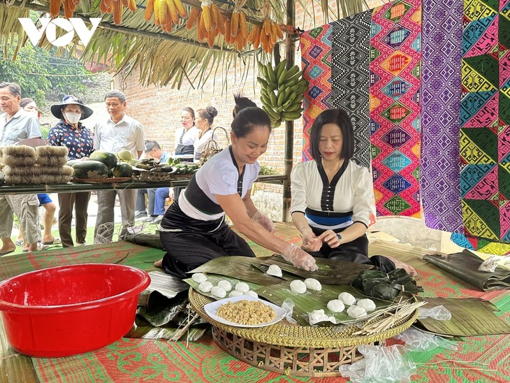 Les Thaïs blancs de Phù Yên célèbrent le Tết Xíp xí avec fierté et joie - ảnh 3