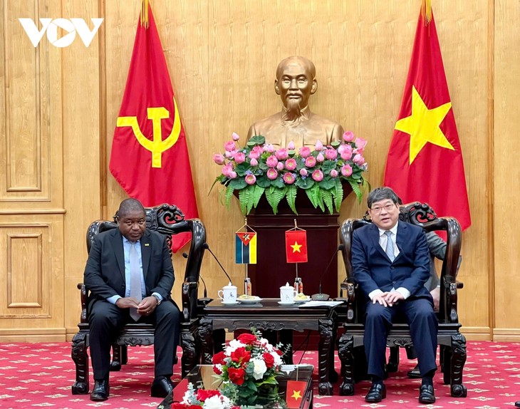 Visite du président mozambicain à l’Académie nationale de politique Hô Chi Minh - ảnh 1