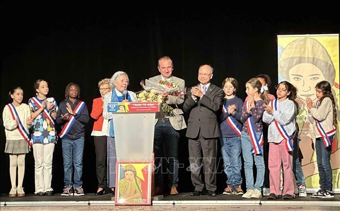 En France, Trân Tô Nga faite citoyenne d’honneur de Villejuif - ảnh 1