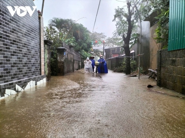 Le typhon Trami entraîne de fortes pluies et des inondations dans le Centre du Vietnam - ảnh 1