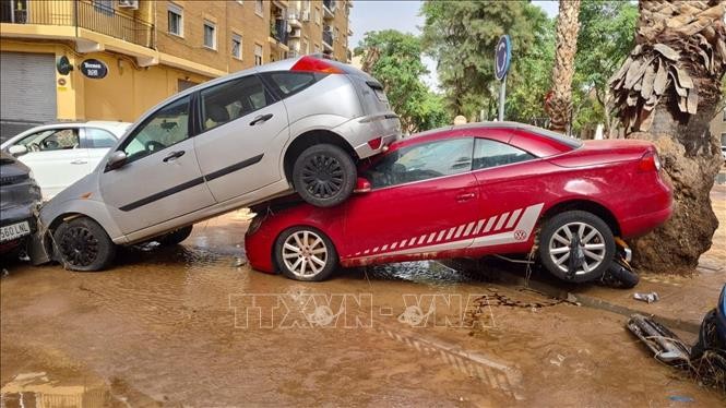 Inondations catastrophiques en Espagne: le bilan passe les 213 morts - ảnh 1