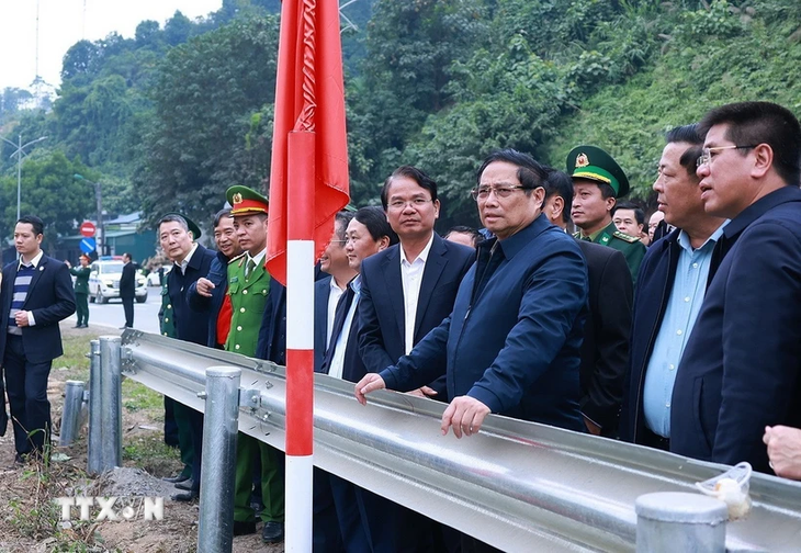 Le Premier ministre Pham Minh Chinh sur le futur chantier de la ligne de chemin de fer Lao Cai - Hanoi - Hai Phong - ảnh 1