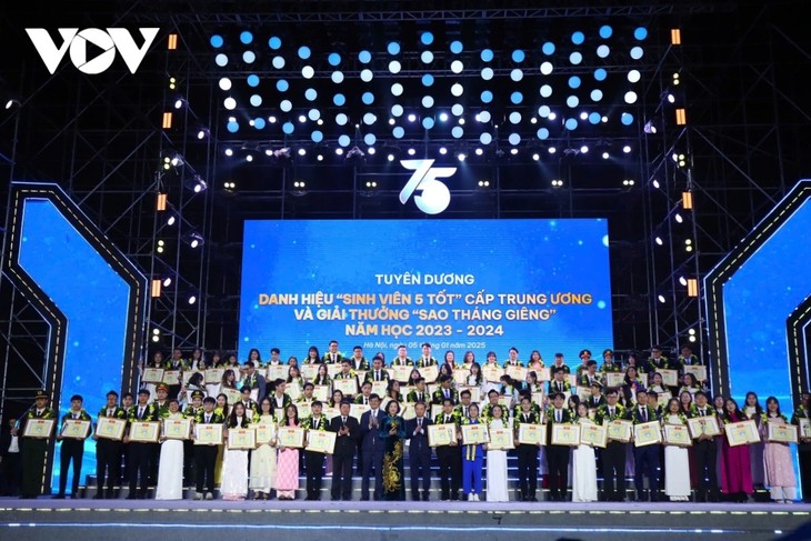 Célébration des 75 ans de la Journée traditionnelle des étudiants - ảnh 1