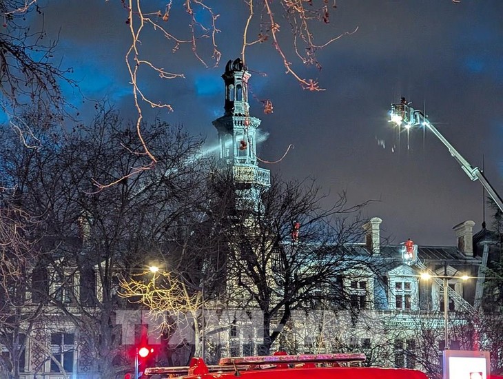 Paris: Spectaculaire incendie à la mairie du 12e arrondissement - ảnh 1