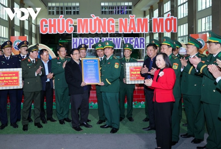 Le Premier ministre Pham Minh Chinh rend visite aux forces en mission à la frontière de Lang Son - ảnh 1