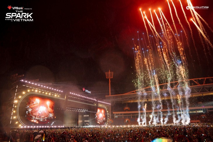 K-Star Spark Mega Concert: quand la K-pop embrase My Dinh sous la pluie     - ảnh 1