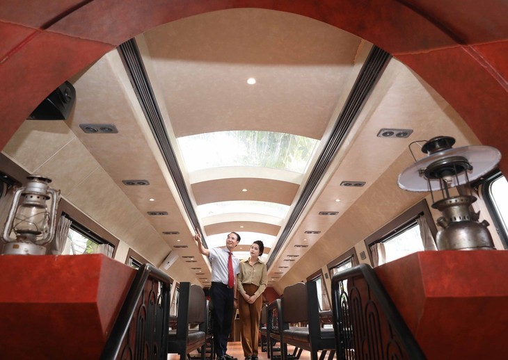 Hanoï s’apprête à lancer son train touristique à deux étages “Hanoï cinq portes” - ảnh 1
