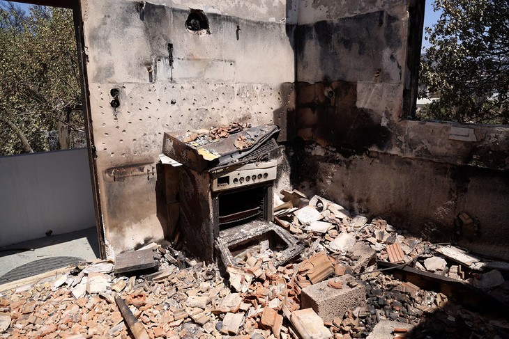 Incendies en Europe: évacuations massives en Grèce, Espagne et Portugal - ảnh 1