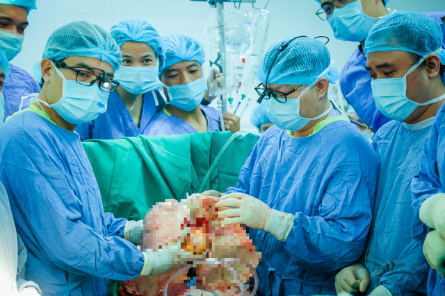 Première transplantation cœur-poumons réussie au Vietnam sur une patiente en insuffisance multiviscérale. - ảnh 2