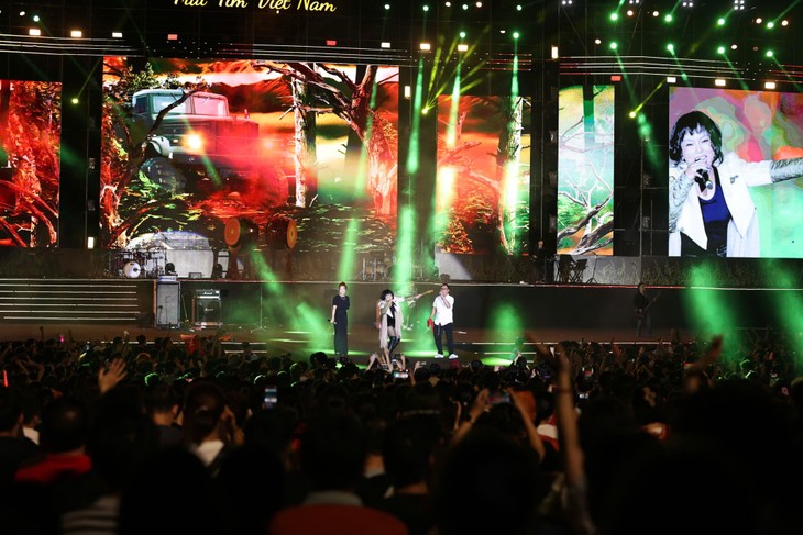 Concert rock à la citadelle de Thang Long: les chants révolutionnaires embrasent la jeunesse  - ảnh 1
