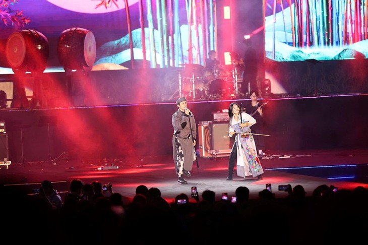 Concert rock à la citadelle de Thang Long: les chants révolutionnaires embrasent la jeunesse  - ảnh 3