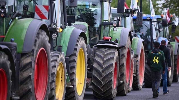 France : Des tracteurs paralysent 65 départements - ảnh 1