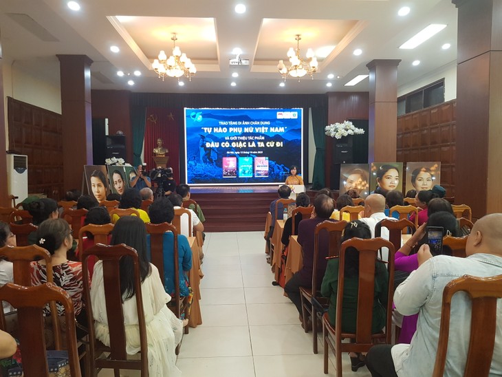 Présentation de la collection de portraits “Fierté des femmes vietnamiennes” au Musée des Femmes du Vietnam - ảnh 1
