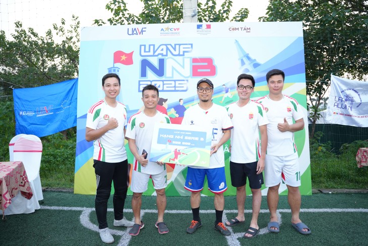 Tournoi de football UAVF–NNB 2025: le sport au service de l’amitié entre la France, le Vietnam et l’Europe - ảnh 4