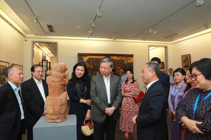 Le Secrétaire général Tô Lâm visite l’exposition du centenaire des beaux-arts modernes - ảnh 1