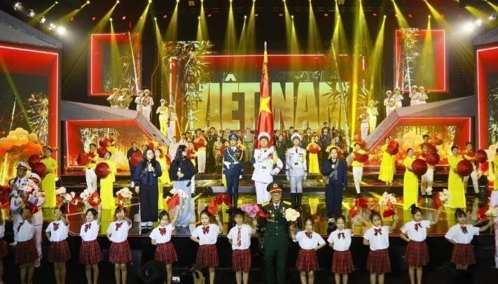 Les 81 ans de l’Armée populaire du Vietnam célébrés avec un film et un grand spectacle - ảnh 2