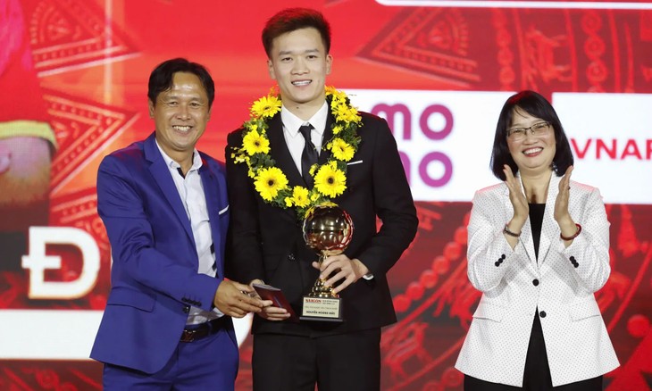 Football: Hoàng Duc remporte pour la troisième fois le Ballon d’or vietnamien - ảnh 1