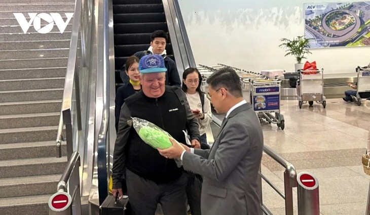 Plusieurs localités accueillent les premiers touristes internationaux de l’année - ảnh 1