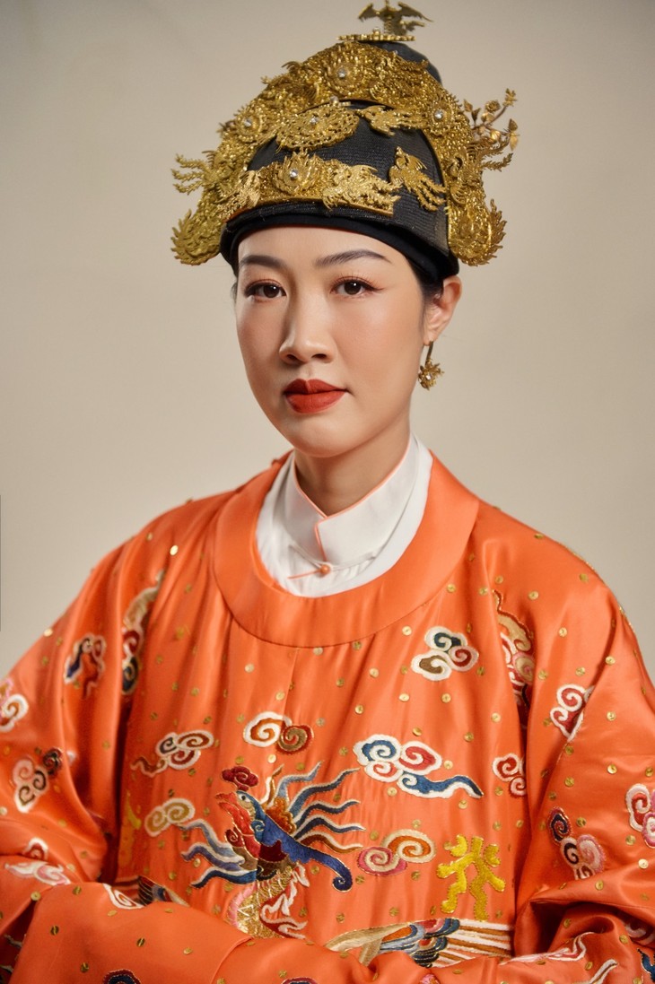 Le parcours d’une jeune créatrice à la découverte des costumes traditionnels vietnamiens - ảnh 1