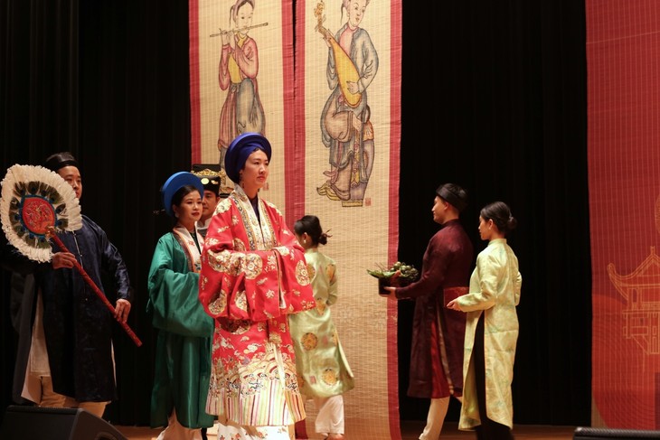 Le parcours d’une jeune créatrice à la découverte des costumes traditionnels vietnamiens - ảnh 2