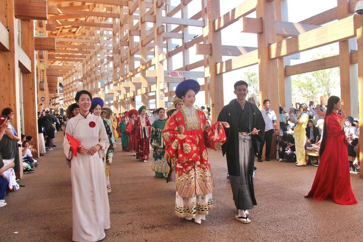 Le parcours d’une jeune créatrice à la découverte des costumes traditionnels vietnamiens - ảnh 3