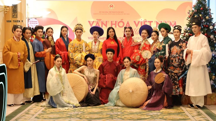 Le parcours d’une jeune créatrice à la découverte des costumes traditionnels vietnamiens - ảnh 5