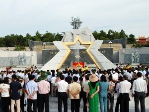 เสร็จสิ้นระยะที่ 1 การบูรณะซ่อมแซมเขตจัดทำพิธีในสุสานทหารพลีชีพเพื่อชาติทางหลวงหมายเลข 9 - ảnh 1