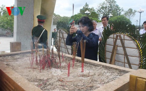 รองประธานรัฐสภาเหงียนถิกิมเงินจุดธูปสักการะทหารพลีชีพที่กำแพงเก่าก๋วางตริ - ảnh 1