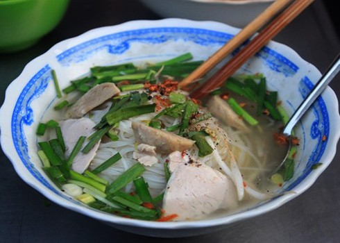 ก๋วยเตี๋ยวเคาะยามค่ำคืนที่นครโฮจิมินห์ - ảnh 1