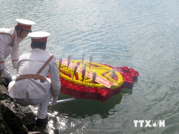 ฉลอง 50 ปีท่าเรือหวุงโรรับยุทโธปกรณ์และสินค้างวดแรกจากเรือที่ไม่ระบุหมายเลข - ảnh 1