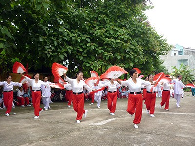 รูปแบบสโมสรที่มีคนหลายรุ่นเพื่อส่งเสริมบทบาทของผู้สูงอายุในชุมชน - ảnh 1