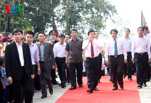 ท่านเจืองเติ๊นซาง ประธานประเทศจุดธูปที่เขตโบราณสถานวิหารหุ่งและเปิดเทศกาลปลูกต้นไม้ - ảnh 1