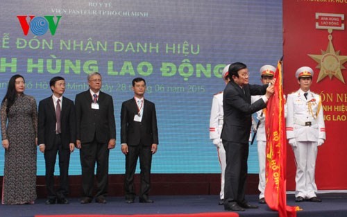 ประธานประเทศมอบเหรียญอิสริยาภรณ์แรงงานให้แก่สถาบัน Pasteur นครโฮจิมินห์ - ảnh 1