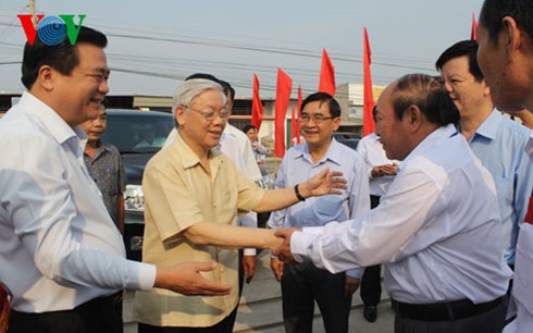 เลขาธิการใหญ่พรรคเหงียนฟู้จ่องเยือนตำบลดึ๊กหว่าดง จังหวัดลองอาน - ảnh 1