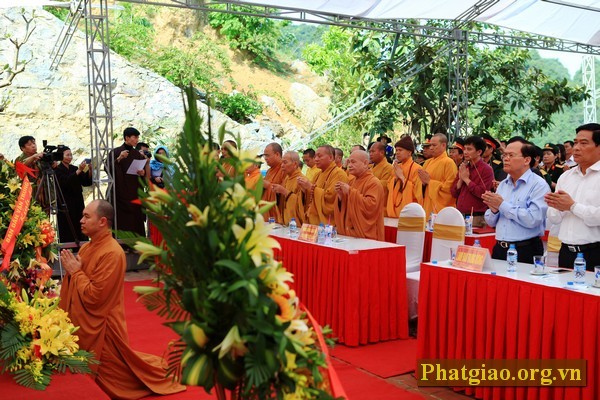 พิธีสวดอุทิศส่วนกุศลวีรชนทหารพลีชีพเพื่อชาติที่วัดเฝิดติ๊กจุ๊กเลิมบ๋านโย๊กในจังหวัดกาวบั่ง - ảnh 1