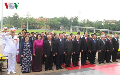 ผู้นำพรรคและรัฐไปวางพวงมาลาที่สุสานประธานโฮจิมินห์และทหารพลีชีพเพื่อชาติ - ảnh 1