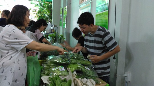 ไปตลาดนัดสินค้าการเกษตรในวันหยุดสุดสัปดาห์ - ảnh 1