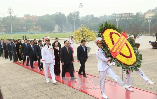 ผู้นำพรรคและรัฐไปวางพวงมาลาที่สุสานประธานโฮจิมินห์ - ảnh 1