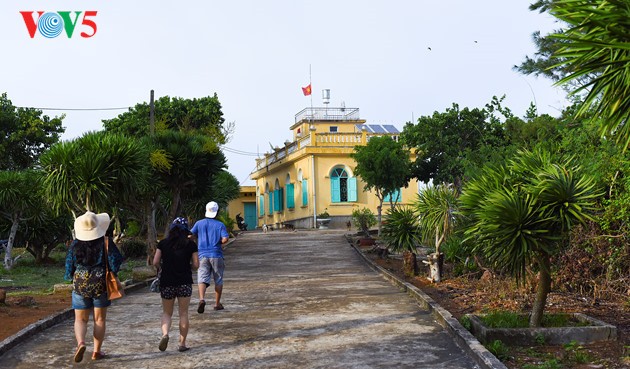 ชมปากปล่องภูเขาไฟโบราณริมฝั่งทะเลบาหล่างอาน จังหวัดกว๋างหงาย - ảnh 3